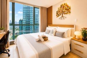 BGC One Uptown Residence King Bed 3 min walk to malls and restaurants