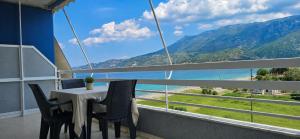 Esperides Pearl Luxury Seafront Apartment by DM Hospitality