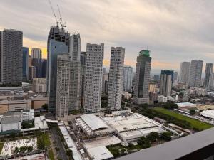Andy Suites Classic Luxury Overlooking City