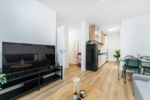 Rentero Bright New Apartment with Balcony Near O2 Arena