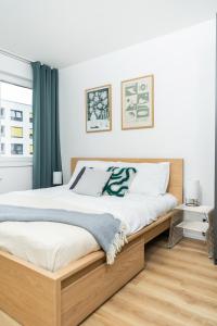 Rentero Bright New Apartment with Balcony Near O2 Arena