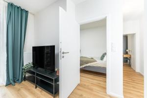 Rentero Bright New Apartment with Balcony Near O2 Arena