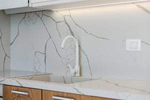 Sapphire Coast Drymades Modern 2BR Apartment by PikHost