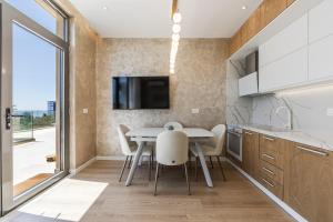 Sapphire Coast Drymades Modern 2BR Apartment by PikHost