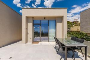Sapphire Coast Drymades Modern 2BR Apartment by PikHost