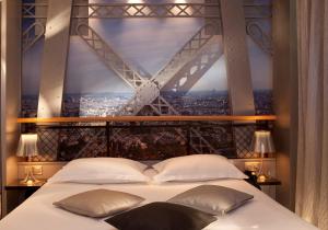 Hotels Secret de Paris - Hotel & Spa : Chambre Double Tour Eiffel avec Baignoire Spa