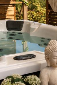 Moments in Nature Vineyard Bungalows Pool & Jacuzzi