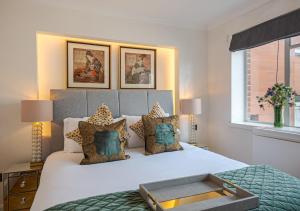 Harrods Location with 2 Bedrooms and Private Balcony