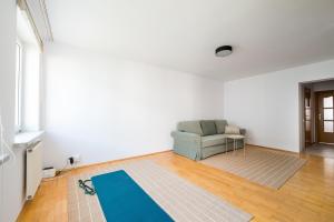 Metro Stokłosy Homely Apartment by BookingHost