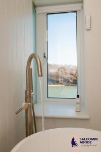Luxury Estuary Views & Parking - Woodcot Cottage