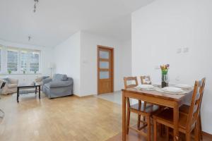 Spacious Apartment with a Balcony and Workspace Close to Downtown by Noclegi Renters