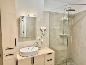 Luxury Stylish Apartment with Balcony & Free Parking
