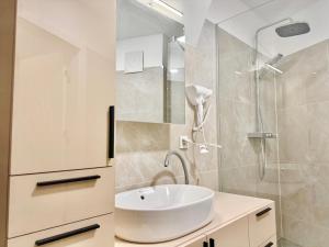 Luxury Stylish Apartment with Balcony & Free Parking
