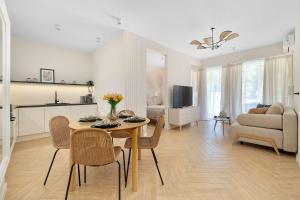 Rodzinny Apartament z Klimatyzacją i Parkingiem Blisko Parku Zdrojowego by Noclegi Renters
