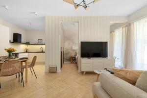 Rodzinny Apartament z Klimatyzacją i Parkingiem Blisko Parku Zdrojowego by Noclegi Renters