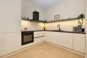 Rodzinny Apartament z Klimatyzacją i Parkingiem Blisko Parku Zdrojowego by Noclegi Renters
