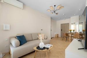 Rodzinny Apartament z Klimatyzacją i Parkingiem Blisko Parku Zdrojowego by Noclegi Renters
