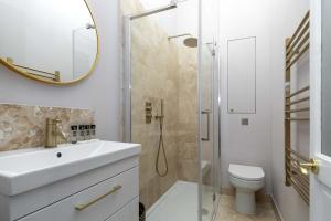 Chic 2BR Apt near Holland Park Stylish & Central