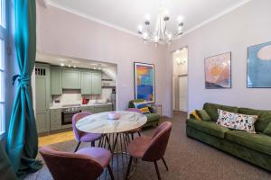 Chic 2BR Apt near Holland Park Stylish & Central