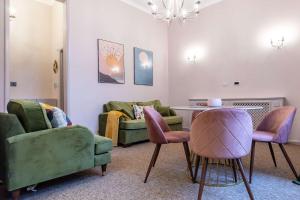 Chic 2BR Apt near Holland Park Stylish & Central