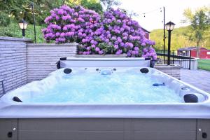 Pool | Hot Tub | 3 Min to Lake | Pets Allowed