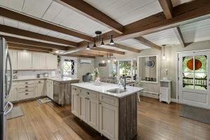 Pool | Hot Tub | 3 Min to Lake | Pets Allowed