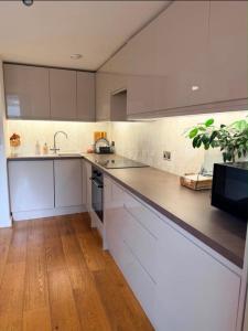 Stylish City Centre Flat Walk to Beach