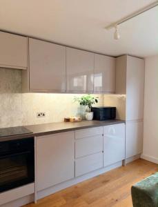 Stylish City Centre Flat Walk to Beach