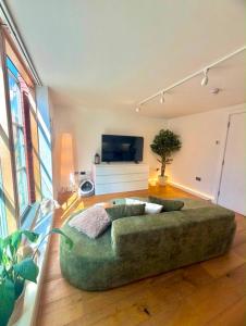 Stylish City Centre Flat Walk to Beach