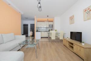 Stylish apartment with a balcony in Warsaw close to the airport by Noclegi Renters