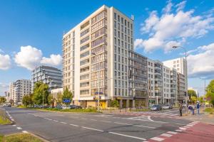 Stylish apartment with a balcony in Warsaw close to the airport by Noclegi Renters