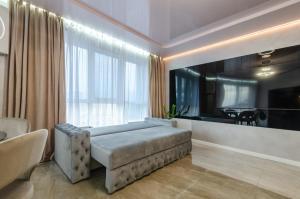 20-200 Kvartet 2-bedroom, Vasyl Lypkivskyi 16g, Kyiv, railway station, metro nearby, fantastic city view, 15 kW backup power, Petrovdom Apartment