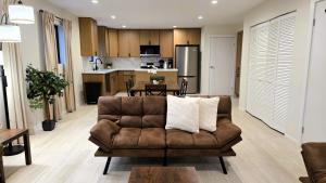 Luxury 2-Bedroom Near Cedars-Sinai & Rodeo Drive Walk to markets and restaurants