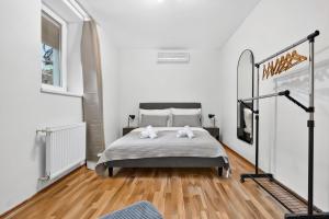 Family Stay in Old Town with Private Parking