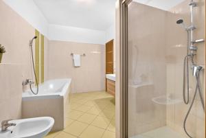 Family Stay in Old Town with Private Parking