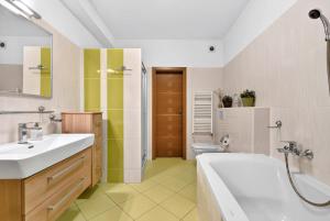 Family Stay in Old Town with Private Parking