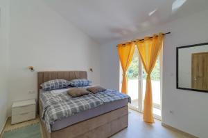 House with three apartments Maka
