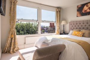 Luxury 2 bed 2bath Roof terrace in Clapham Jn Mins to Victoria Waterloo Gatwick