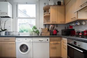 Luxury 2 bed 2bath Roof terrace in Clapham Jn Mins to Victoria Waterloo Gatwick