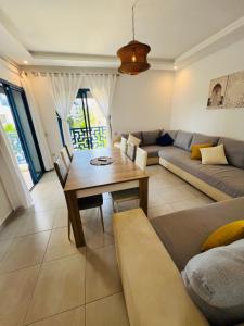Appartement vue sur piscine à 5 min à pied de la Plage - Résidence Luxe avec Piscines & Parcs Enfants