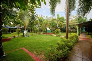 Treebo Lands End Beach Resort - 100m From Morjim Beach