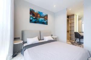 7-23 Kvartet, Vasyl Lypkivskyi 16b, Kyiv, railway station, metro nearby, fantastic city view, Petrovdom Apartment