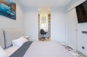 7-23 Kvartet, Vasyl Lypkivskyi 16b, Kyiv, railway station, metro nearby, fantastic city view, Petrovdom Apartment