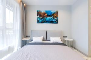 7-23 Kvartet, Vasyl Lypkivskyi 16b, Kyiv, railway station, metro nearby, fantastic city view, Petrovdom Apartment