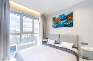 7-23 Kvartet, Vasyl Lypkivskyi 16b, Kyiv, railway station, metro nearby, fantastic city view, Petrovdom Apartment