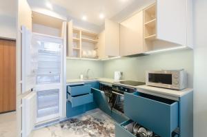 7-23 Kvartet, Vasyl Lypkivskyi 16b, Kyiv, railway station, metro nearby, fantastic city view, Petrovdom Apartment