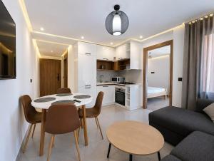 Elegant Apartment with Rooftop Pool