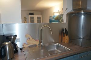 Deux pièces cosy en Corse, piscine et jardin pittoresque