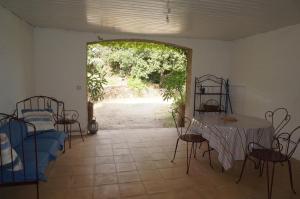 Deux pièces cosy en Corse, piscine et jardin pittoresque
