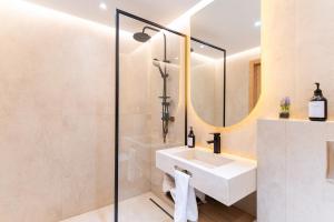 Walkable PoolView 215 sqft Terrace CityCenter